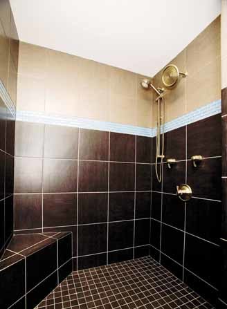 Imagen de cuarto de baño de estilo americano con ducha abierta y baldosas y/o azulejos marrones