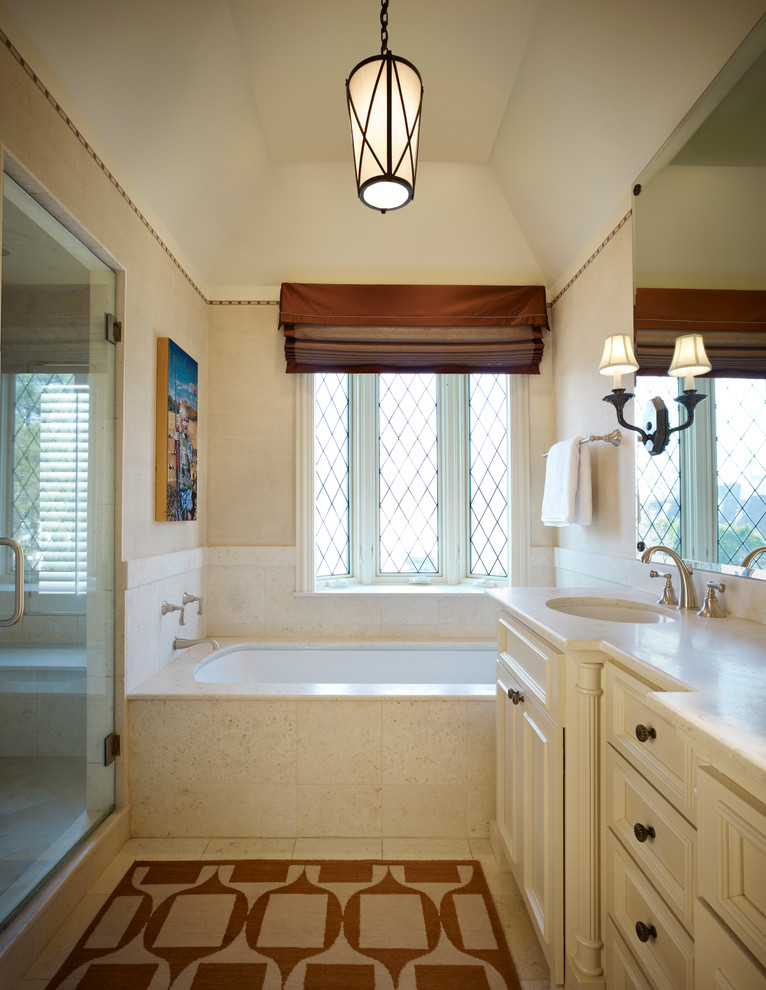 Idee per una stanza da bagno padronale bohémian di medie dimensioni con ante con bugna sagomata e ante in legno chiaro