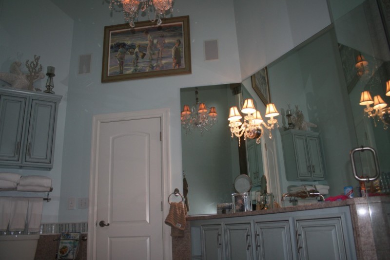 Свежая идея для дизайна: большая главная ванная комната в стиле фьюжн с врезной раковиной, фасадами с выступающей филенкой, синими фасадами, столешницей из гранита, гидромассажной ванной, угловым душем, раздельным унитазом, коричневой плиткой, плиткой из листового камня, синими стенами и мраморным полом - отличное фото интерьера