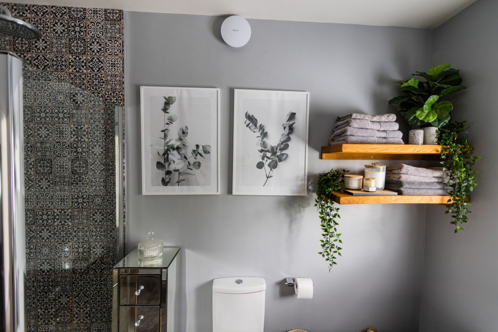 Cette image montre une petite salle de bain design en bois brun pour enfant avec une douche d'angle, un carrelage noir et blanc, un mur gris, un sol en ardoise, un sol gris, une cabine de douche à porte battante, meuble simple vasque et meuble-lavabo sur pied.