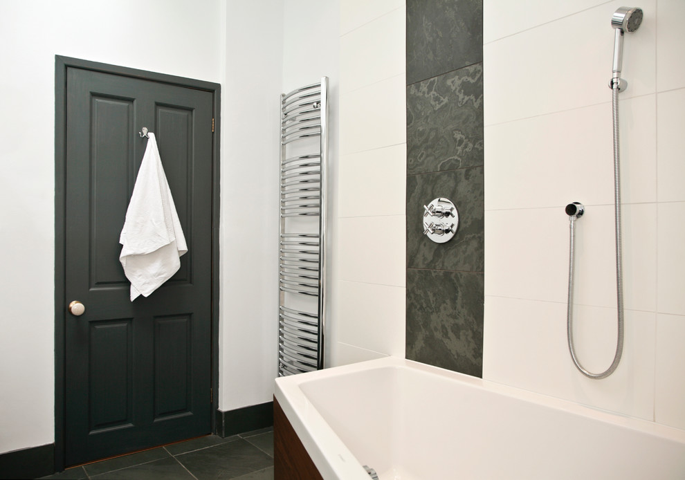 Inspiration för ett mellanstort funkis badrum för barn, med ett hörnbadkar, en dusch/badkar-kombination, vit kakel, keramikplattor, vita väggar och skiffergolv