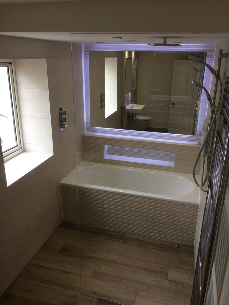 Inspiration för mellanstora moderna badrum för barn, med ett platsbyggt badkar, våtrum, en vägghängd toalettstol, beige kakel, keramikplattor, beige väggar, klinkergolv i porslin, ett väggmonterat handfat, brunt golv och med dusch som är öppen