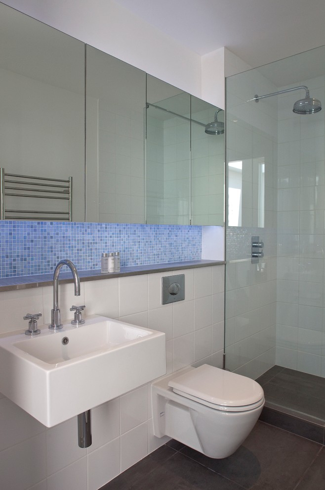 Inspiration för små moderna badrum för barn, med öppna hyllor, en kantlös dusch, en vägghängd toalettstol, flerfärgad kakel, keramikplattor, vita väggar, klinkergolv i porslin och ett väggmonterat handfat