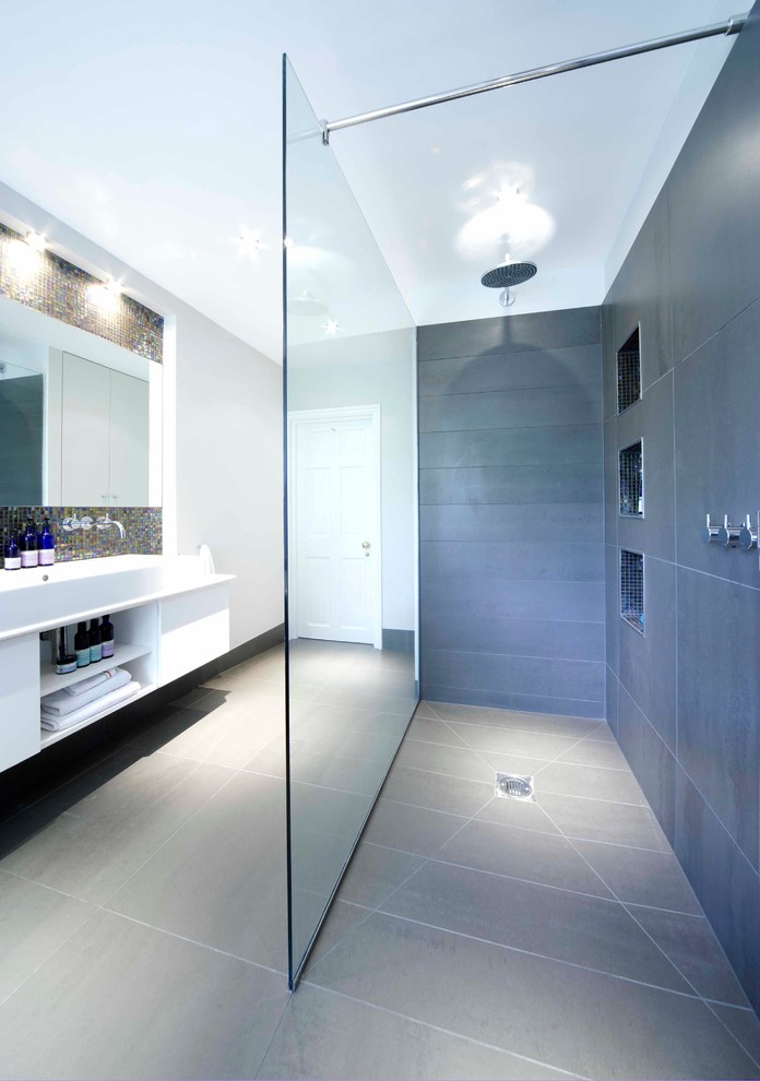 Идея дизайна: ванная комната в современном стиле с полом из керамогранита