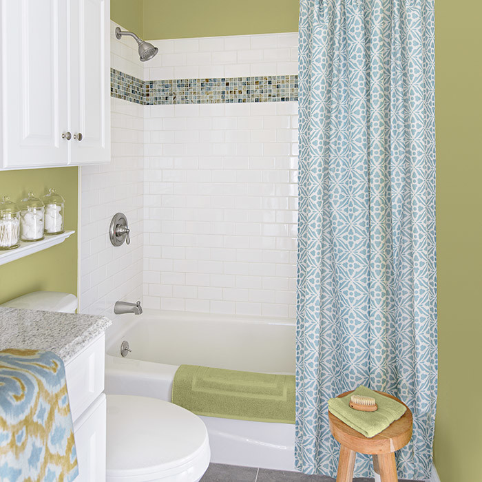 Стильный дизайн: ванная комната среднего размера в стиле неоклассика (современная классика) с фасадами с выступающей филенкой, белыми фасадами, столешницей из гранита, белой плиткой, плиткой кабанчик и зелеными стенами - последний тренд