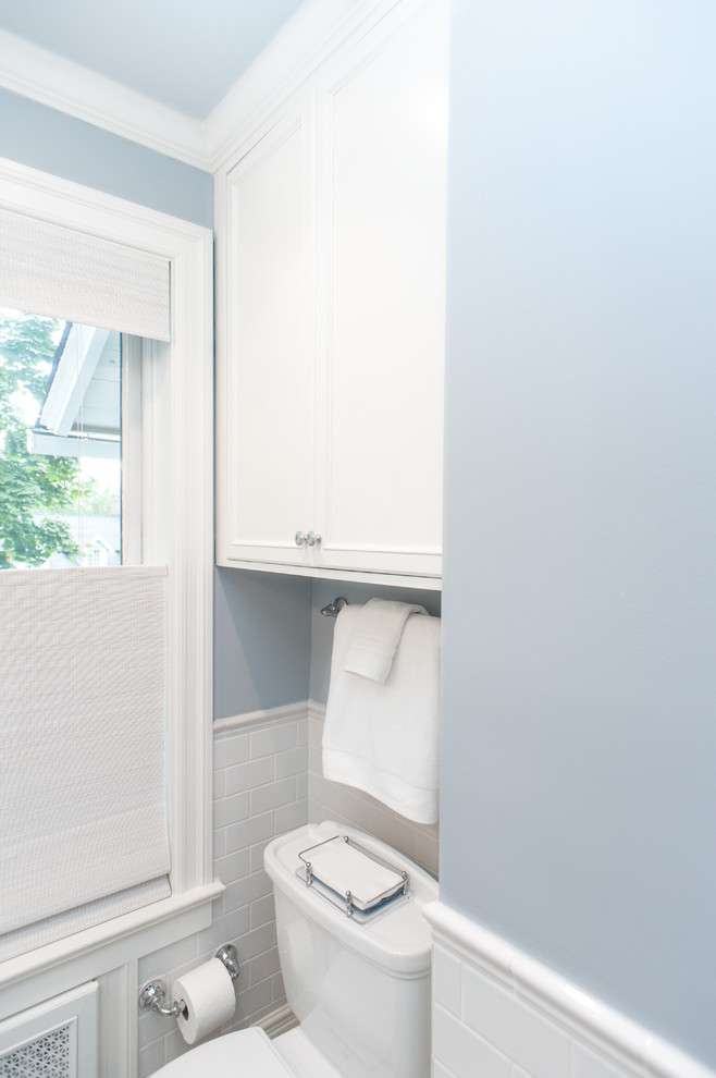 Источник вдохновения для домашнего уюта: маленькая главная ванная комната в классическом стиле с плоскими фасадами, белыми фасадами, ванной в нише, душем над ванной, раздельным унитазом, белой плиткой, керамической плиткой, синими стенами, полом из мозаичной плитки, врезной раковиной и мраморной столешницей для на участке и в саду