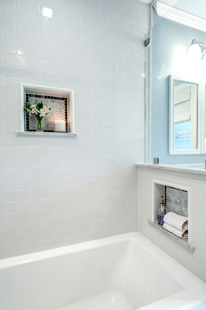 Idéer för att renovera ett litet vintage en-suite badrum, med släta luckor, vita skåp, ett badkar i en alkov, en dusch/badkar-kombination, en toalettstol med separat cisternkåpa, vit kakel, keramikplattor, blå väggar, mosaikgolv, ett undermonterad handfat och marmorbänkskiva