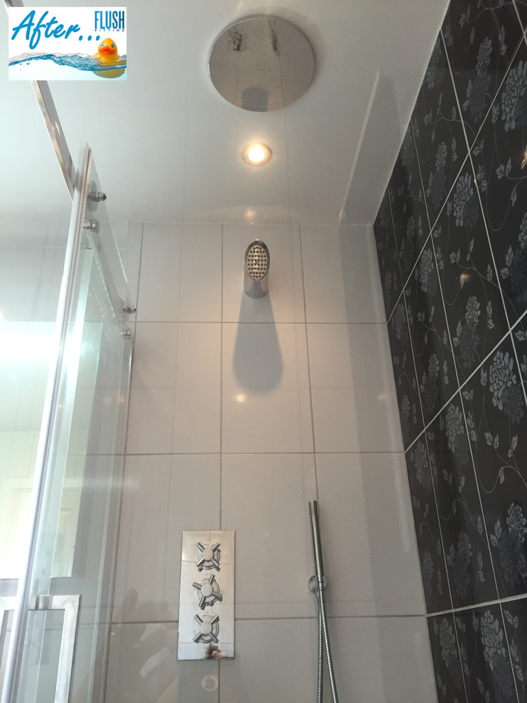 Foto på ett funkis badrum för barn, med ett fristående badkar, en kantlös dusch, en toalettstol med hel cisternkåpa, svart kakel, keramikplattor, svarta väggar, klinkergolv i keramik och ett väggmonterat handfat