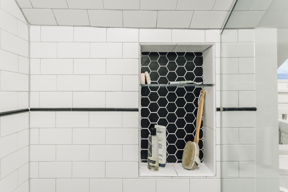 Exempel på ett litet modernt badrum, med möbel-liknande, vita skåp, en dusch i en alkov, en toalettstol med separat cisternkåpa, svart och vit kakel, porslinskakel, grå väggar, klinkergolv i porslin och ett väggmonterat handfat