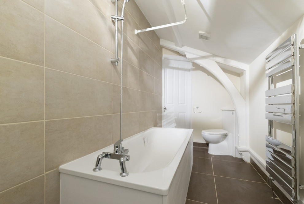 Mittelgroßes Modernes Badezimmer mit freigelegten Dachbalken in Cheshire