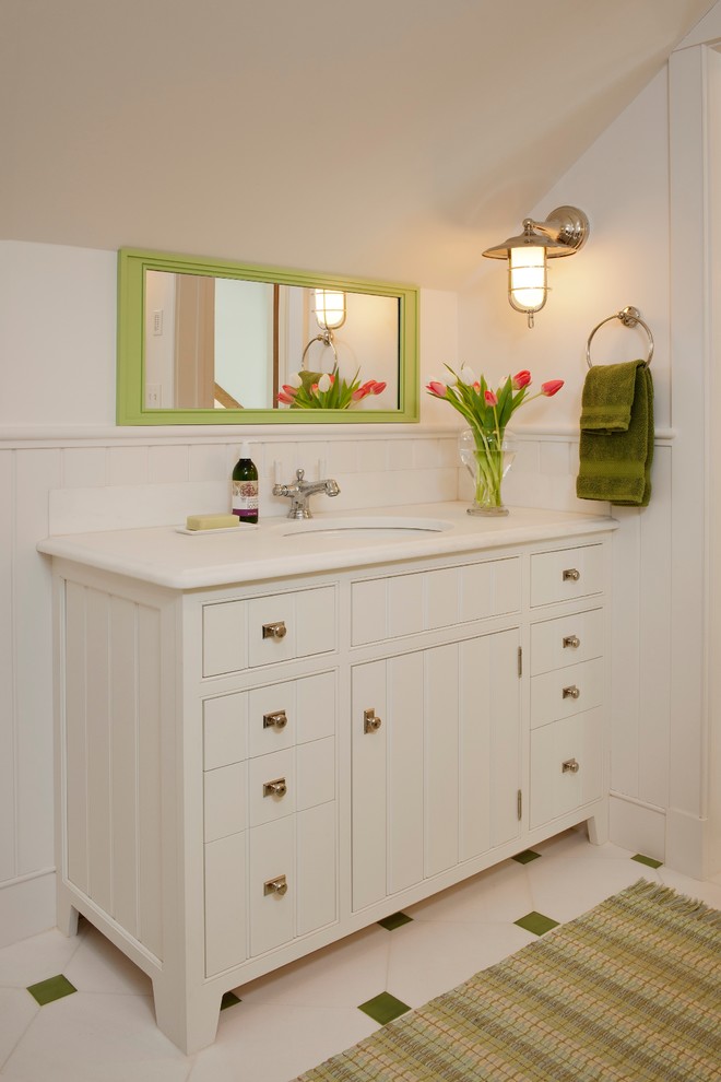 На фото: ванная комната в классическом стиле с врезной раковиной