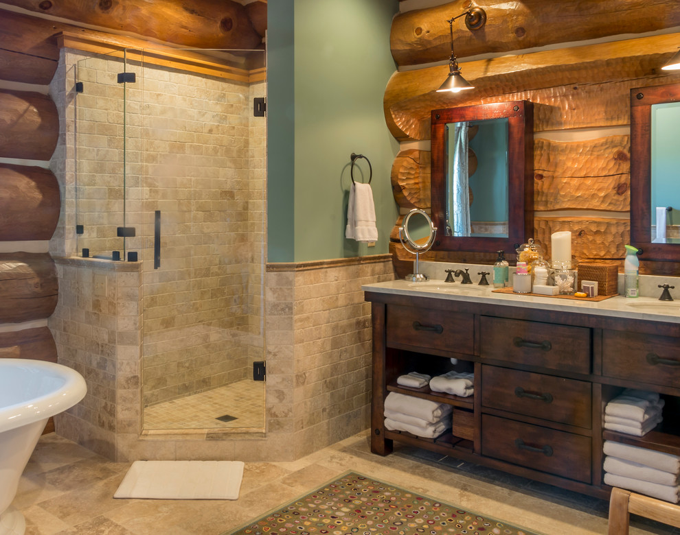 Inredning av ett rustikt stort en-suite badrum, med ett undermonterad handfat, släta luckor, skåp i mörkt trä, bänkskiva i kalksten, ett fristående badkar, en hörndusch, beige kakel, stenkakel, gröna väggar och marmorgolv