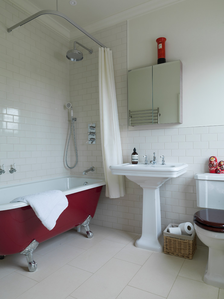 Diseño de cuarto de baño principal clásico renovado con bañera con patas, sanitario de dos piezas, baldosas y/o azulejos blancos, baldosas y/o azulejos de cemento, lavabo con pedestal y ducha con cortina