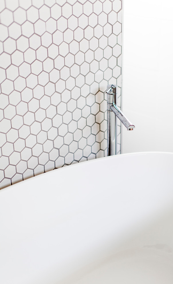 Пример оригинального дизайна: большая главная ванная комната в современном стиле с отдельно стоящей ванной, открытым душем, раздельным унитазом, белой плиткой, керамической плиткой, белыми стенами, полом из керамической плитки и настольной раковиной