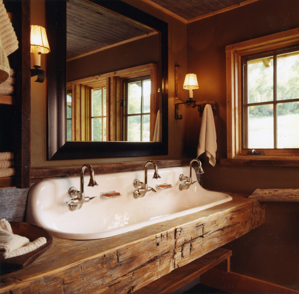 Diseño de cuarto de baño rústico con armarios abiertos, puertas de armario de madera en tonos medios, baldosas y/o azulejos marrones, lavabo integrado y encimera de madera