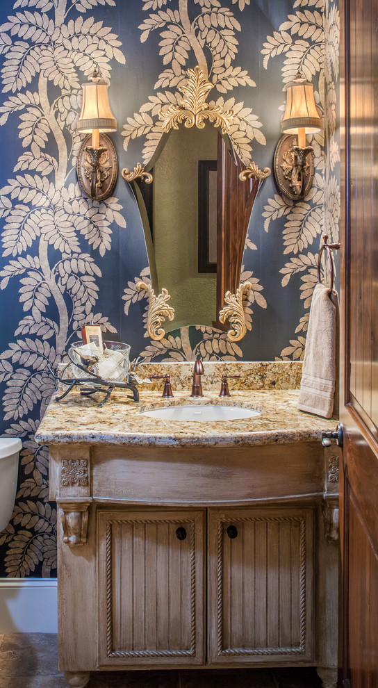 Ejemplo de cuarto de baño clásico con lavabo bajoencimera, armarios tipo mueble, puertas de armario beige, encimera de granito y sanitario de una pieza