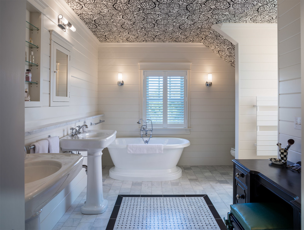 Exemple d'une salle de bain nature avec une baignoire indépendante, un mur blanc, un sol en marbre et un lavabo de ferme.