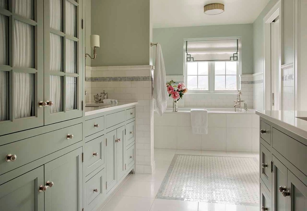 На фото: огромная главная ванная комната в классическом стиле с фасадами в стиле шейкер, синими фасадами, полновстраиваемой ванной, инсталляцией, белой плиткой, плиткой мозаикой, синими стенами, мраморным полом и мраморной столешницей