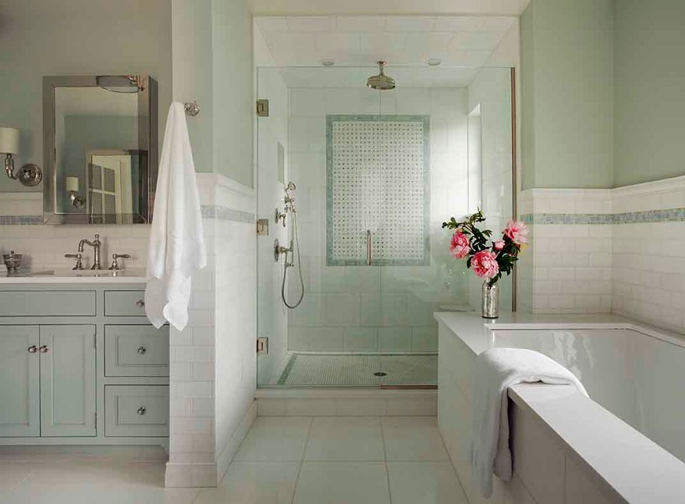 Inspiration pour une très grande salle de bain principale traditionnelle avec un placard à porte shaker, des portes de placard bleues, un plan de toilette en quartz modifié, une baignoire encastrée, une douche à l'italienne, WC suspendus, un carrelage blanc, mosaïque, un mur bleu et un sol en marbre.