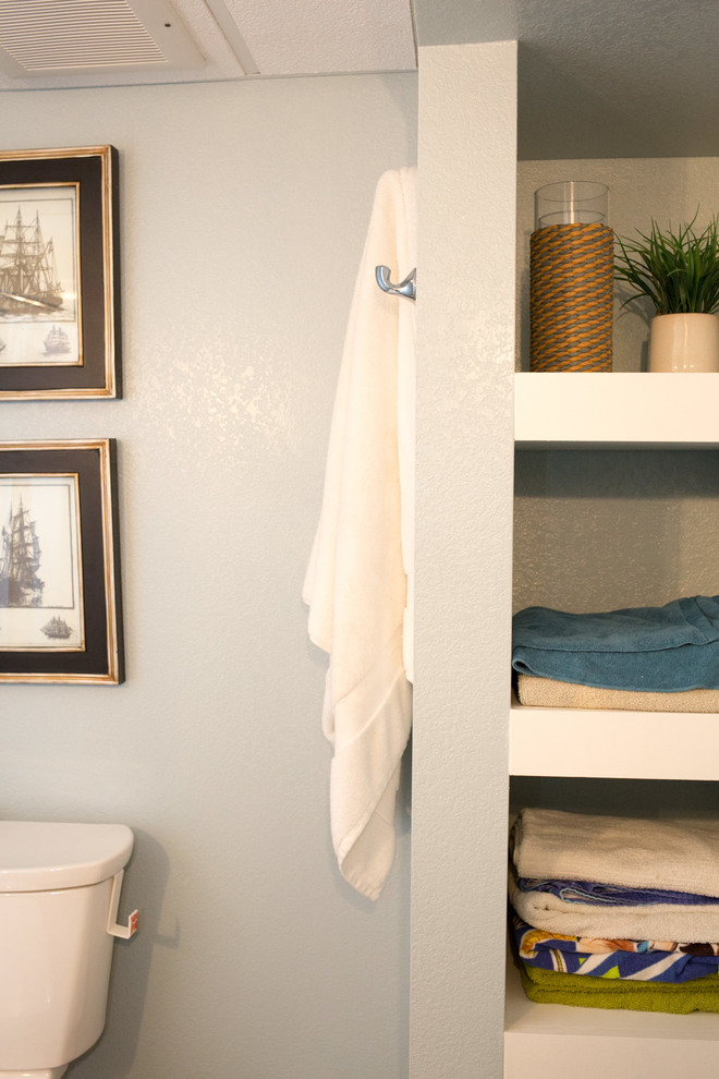 Imagen de cuarto de baño tradicional de tamaño medio con aseo y ducha