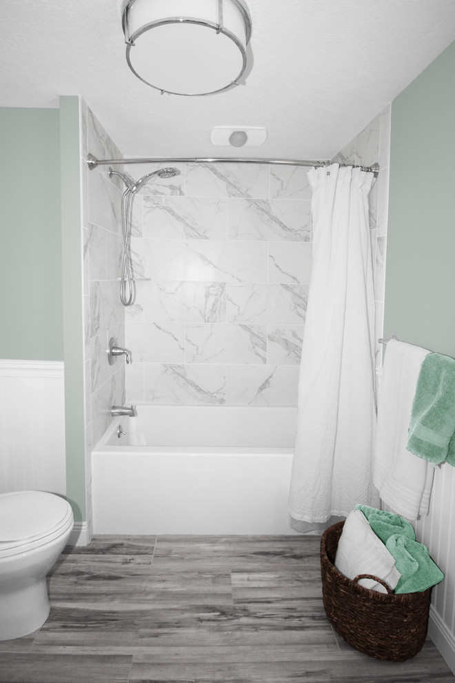 Idéer för ett mellanstort klassiskt vit badrum för barn, med skåp i shakerstil, skåp i mörkt trä, ett badkar i en alkov, en dusch/badkar-kombination, en toalettstol med separat cisternkåpa, vit kakel, keramikplattor, gröna väggar, klinkergolv i keramik, ett undermonterad handfat, bänkskiva i kvarts, grått golv och dusch med duschdraperi