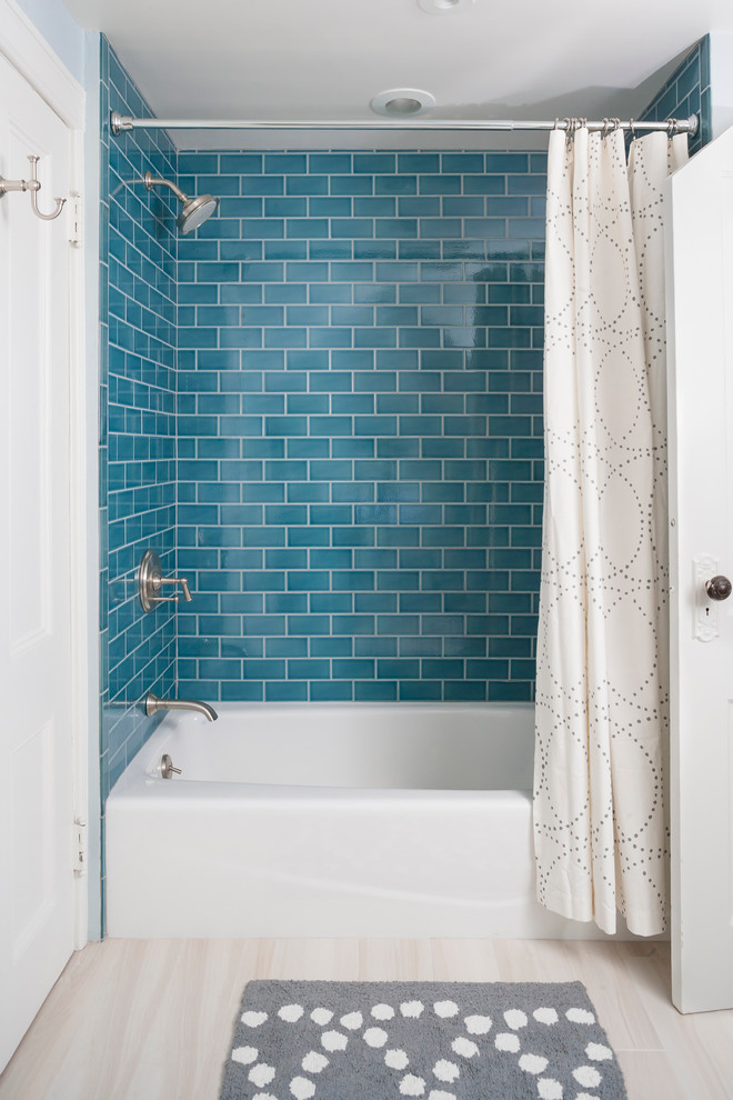На фото: ванная комната в классическом стиле с ванной в нише, душем над ванной, синей плиткой, плиткой кабанчик и шторкой для ванной с
