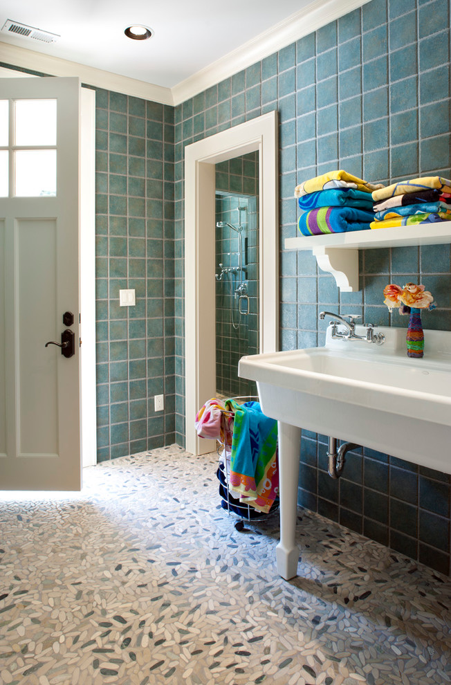 Exemple d'une salle de bain chic avec une grande vasque et un carrelage vert.