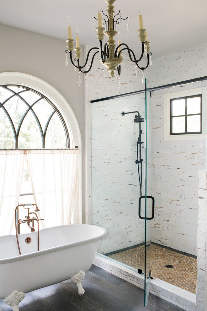 Idéer för att renovera ett mellanstort lantligt en-suite badrum, med ett badkar med tassar, klinkergolv i keramik och brunt golv