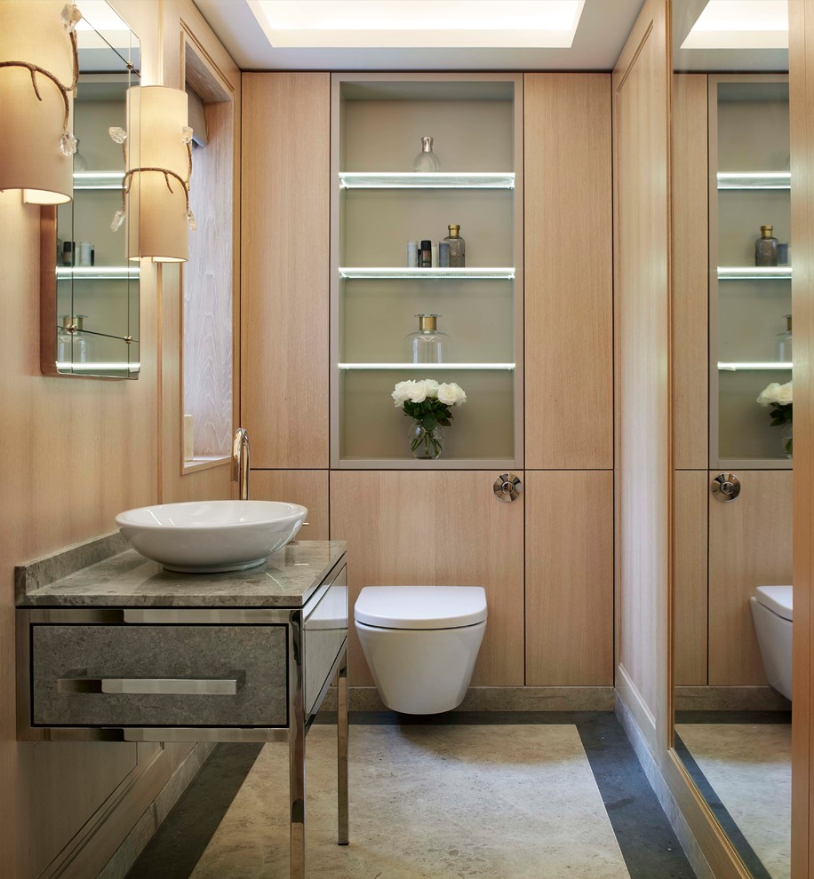 Immagine di una piccola stanza da bagno con doccia design con ante lisce, ante in legno chiaro, WC sospeso, pareti marroni, pavimento in pietra calcarea, lavabo a bacinella, top in marmo e pavimento grigio