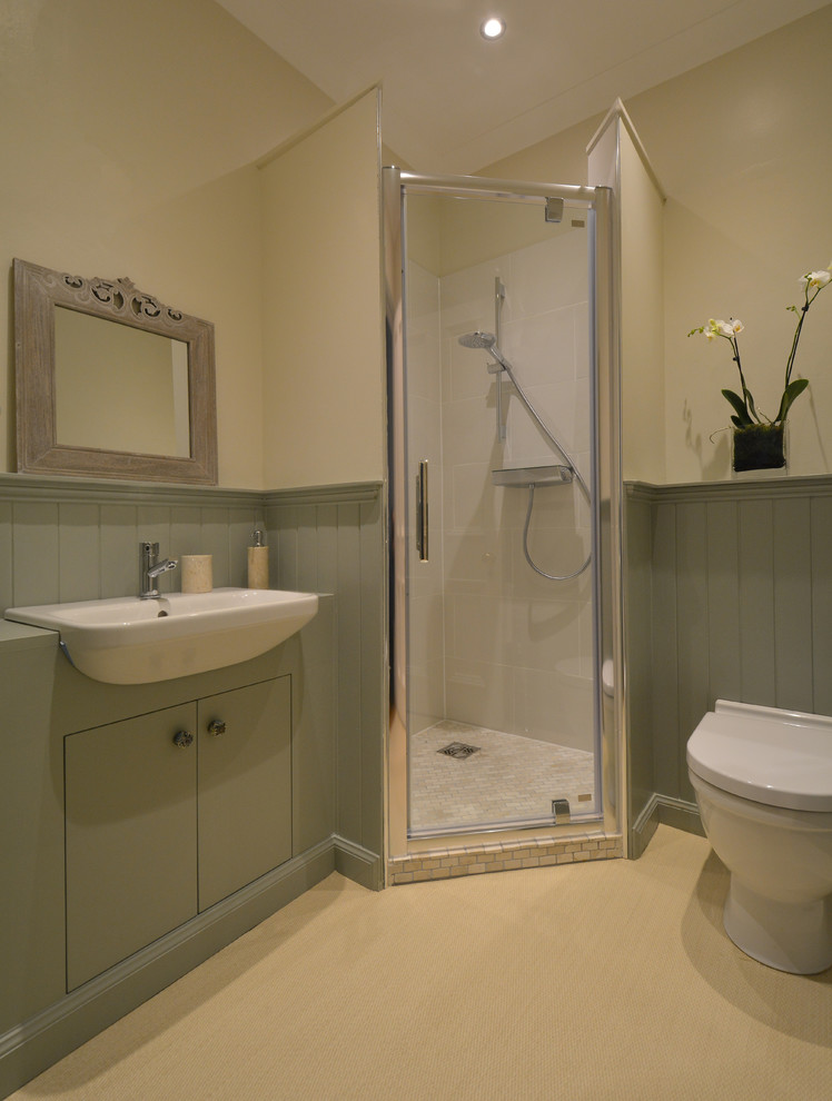 Cette photo montre une salle de bain principale nature de taille moyenne avec WC suspendus, un lavabo posé et un sol beige.