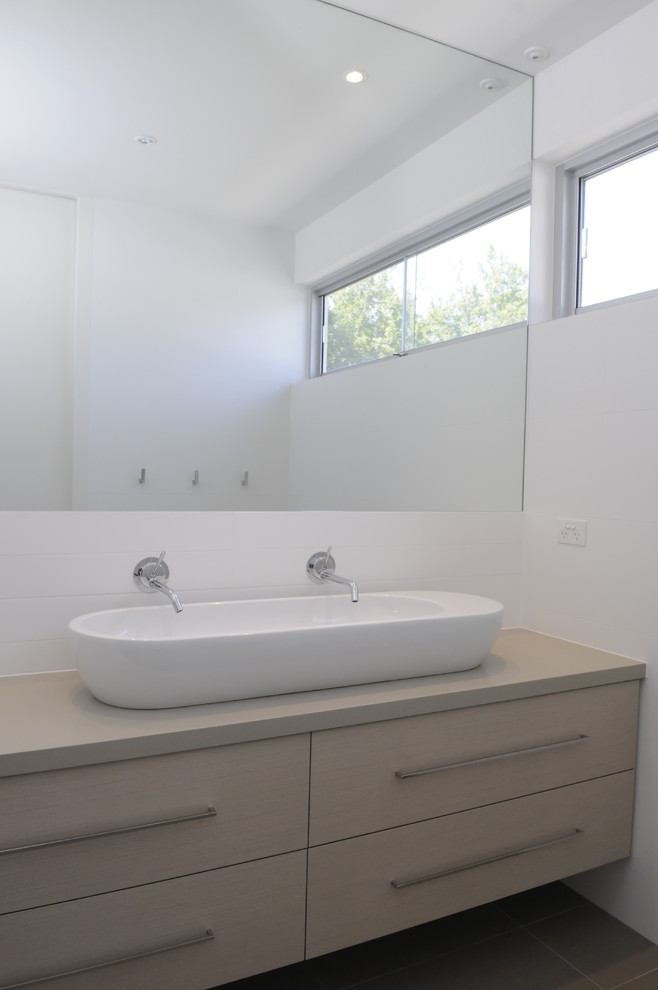 Diseño de cuarto de baño actual de tamaño medio con lavabo sobreencimera