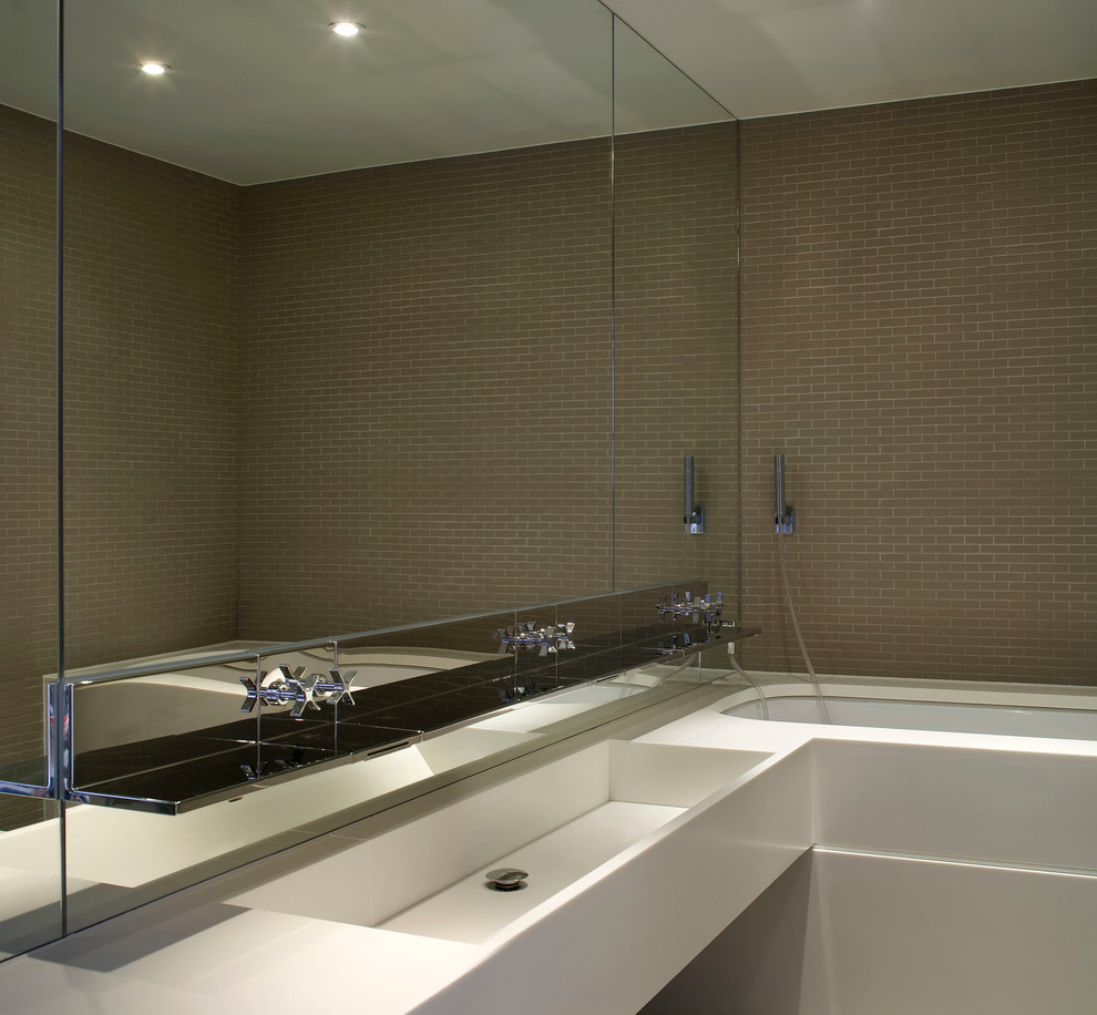 Inspiration för moderna badrum, med ett integrerad handfat och brun kakel