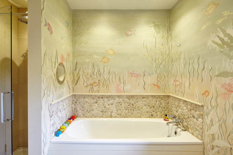 Стильный дизайн: детская ванная комната в морском стиле с накладной ванной и разноцветными стенами - последний тренд