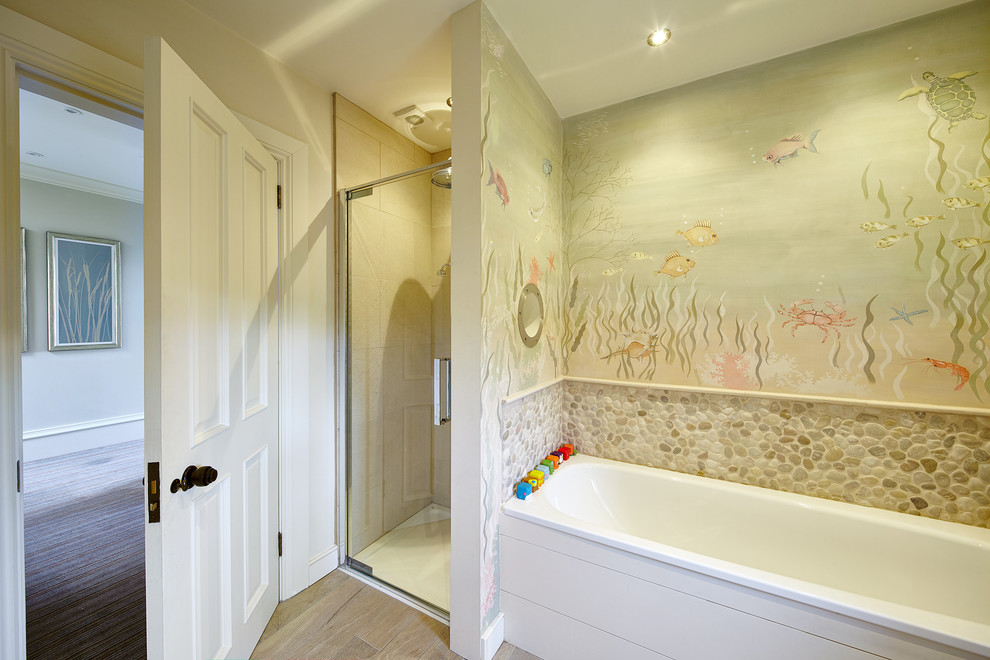 Modelo de cuarto de baño tradicional renovado con bañera empotrada, ducha esquinera y paredes multicolor