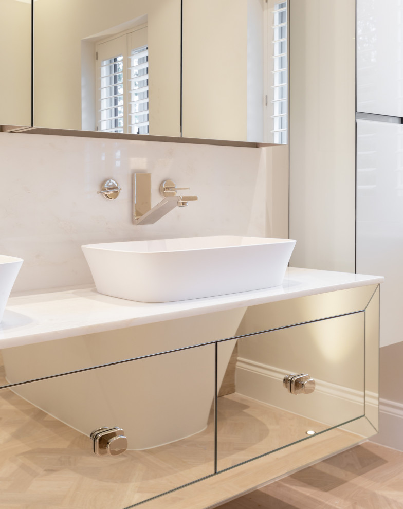 Inspiration pour une salle de bain design de taille moyenne avec un placard à porte vitrée, un carrelage blanc, un mur blanc, une grande vasque, un plan de toilette blanc, meuble double vasque et meuble-lavabo suspendu.