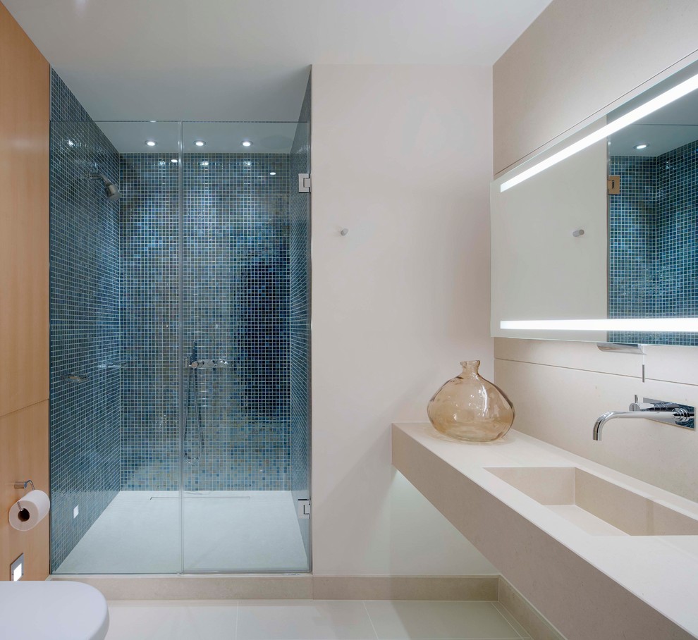 Inspiration pour une salle de bain design de taille moyenne avec une douche à l'italienne, un carrelage bleu, mosaïque, un sol beige, une cabine de douche à porte battante et une grande vasque.