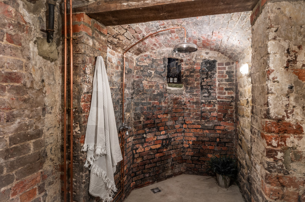 На фото: маленькая ванная комната в стиле лофт с душевой комнатой, бетонным полом, душевой кабиной, бежевым полом и открытым душем для на участке и в саду