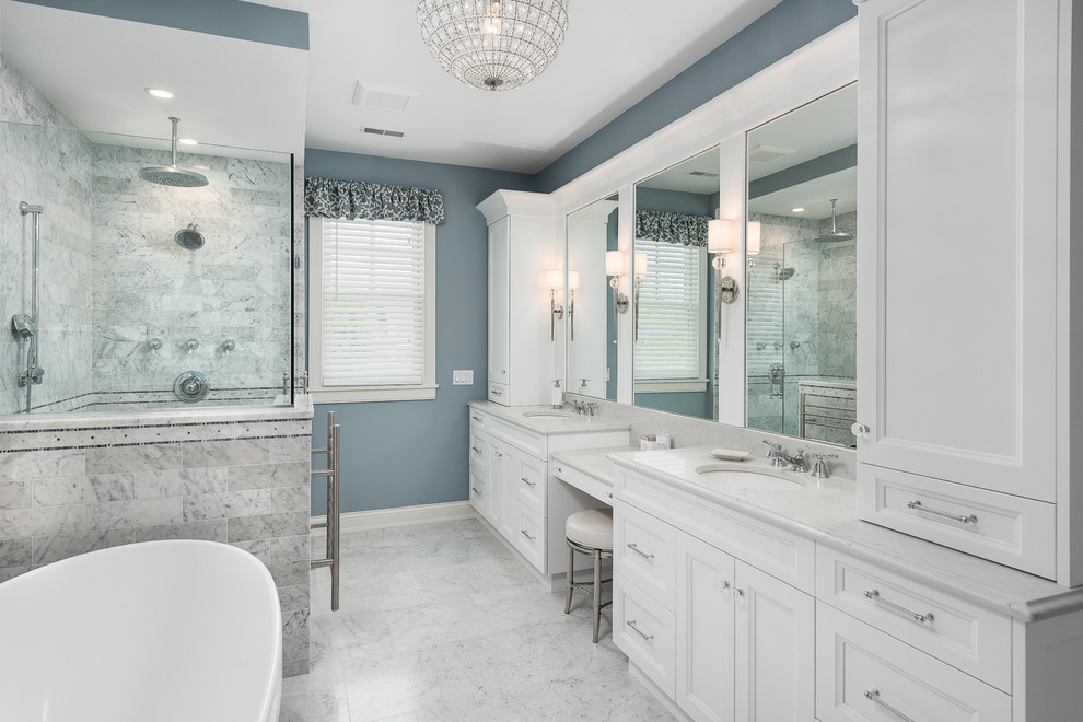 Стильный дизайн: главная ванная комната в классическом стиле с фасадами с утопленной филенкой, белыми фасадами, угловым душем, серой плиткой, мраморной плиткой, синими стенами, мраморным полом, врезной раковиной, мраморной столешницей, серым полом, серой столешницей и зеркалом с подсветкой - последний тренд
