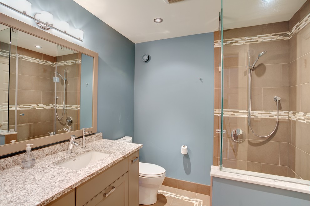 Modelo de cuarto de baño clásico renovado de tamaño medio con armarios con paneles empotrados, puertas de armario beige, encimera de madera, ducha abierta, sanitario de una pieza, baldosas y/o azulejos beige, baldosas y/o azulejos de porcelana y paredes azules