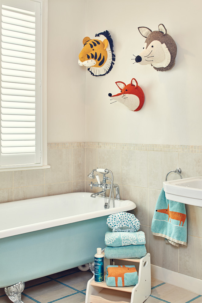 Immagine di una stanza da bagno per bambini minimal con vasca con piedi a zampa di leone, piastrelle beige, piastrelle grigie e pareti beige