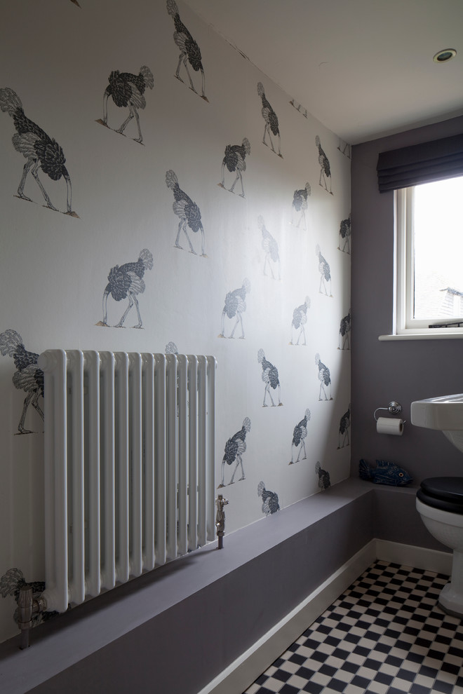 Ejemplo de cuarto de baño bohemio con baldosas y/o azulejos negros, baldosas y/o azulejos en mosaico, paredes púrpuras y suelo con mosaicos de baldosas