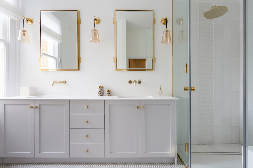 Foto di una stanza da bagno tradizionale con ante in stile shaker, ante grigie, doccia ad angolo, piastrelle bianche, pareti bianche, lavabo integrato, pavimento grigio, top bianco e due lavabi
