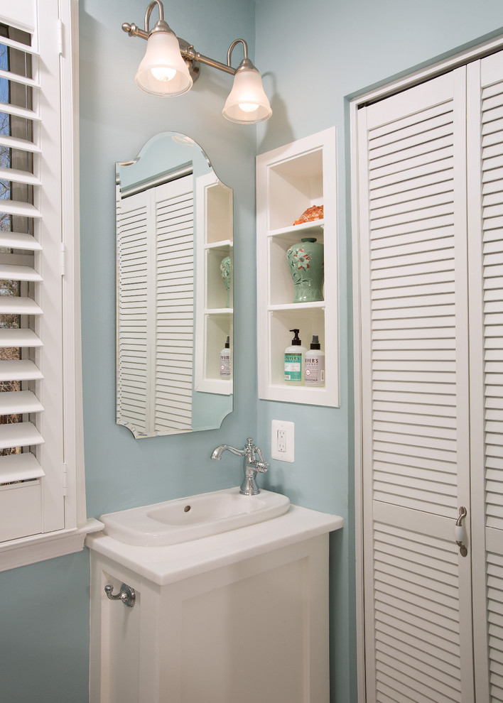 Réalisation d'une petite salle de bain tradition pour enfant avec un placard avec porte à panneau encastré, des portes de placard blanches, un mur bleu, un plan vasque et un plan de toilette en quartz modifié.