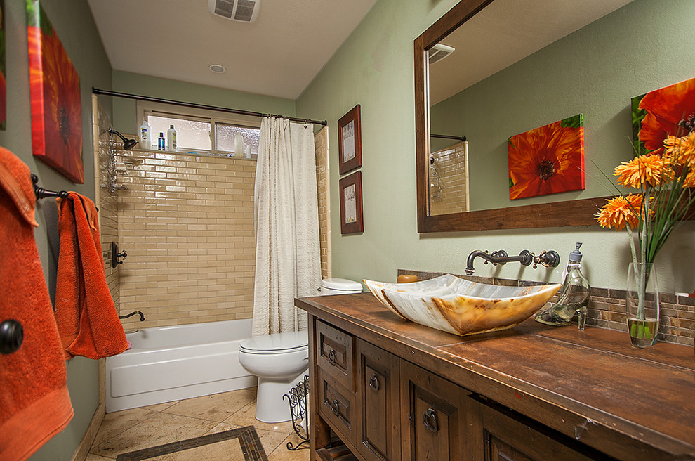 Exemple d'une salle de bain chic en bois foncé de taille moyenne avec un placard en trompe-l'oeil, une baignoire en alcôve, un combiné douche/baignoire, WC à poser, un carrelage multicolore, un carrelage de pierre, un mur gris, un sol en travertin, une vasque et un plan de toilette en cuivre.
