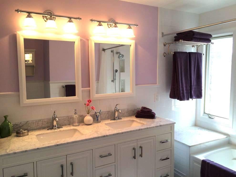 Источник вдохновения для домашнего уюта: детская ванная комната среднего размера в стиле неоклассика (современная классика) с фасадами островного типа, белыми фасадами, накладной ванной, душем над ванной, унитазом-моноблоком, белой плиткой, плиткой кабанчик, фиолетовыми стенами, полом из керамической плитки, врезной раковиной, мраморной столешницей, серым полом, шторкой для ванной и серой столешницей