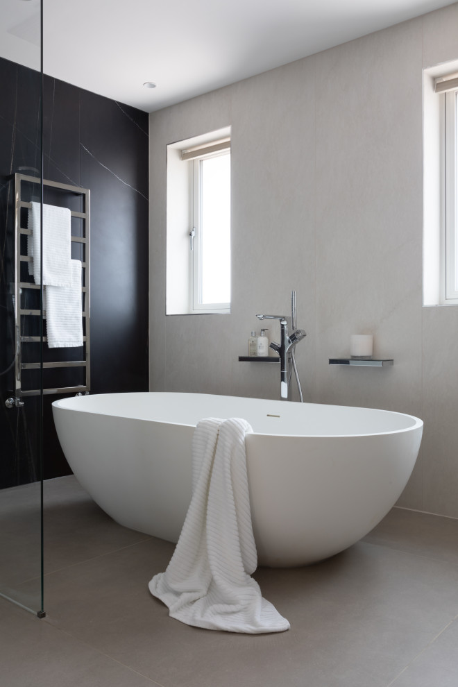 На фото: большая главная ванная комната в современном стиле с отдельно стоящей ванной, открытым душем, унитазом-моноблоком, керамогранитной плиткой, полом из керамогранита, накладной раковиной и открытым душем