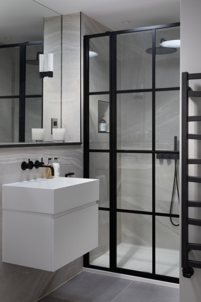 Foto på ett stort funkis en-suite badrum, med en dusch i en alkov, grå kakel, porslinskakel, klinkergolv i porslin, grått golv, dusch med gångjärnsdörr, släta luckor, vita skåp och ett konsol handfat