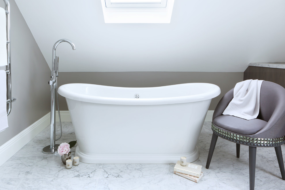 На фото: маленькая ванная комната в современном стиле с отдельно стоящей ванной, инсталляцией, серой плиткой, плиткой кабанчик, серыми стенами и мраморным полом для на участке и в саду