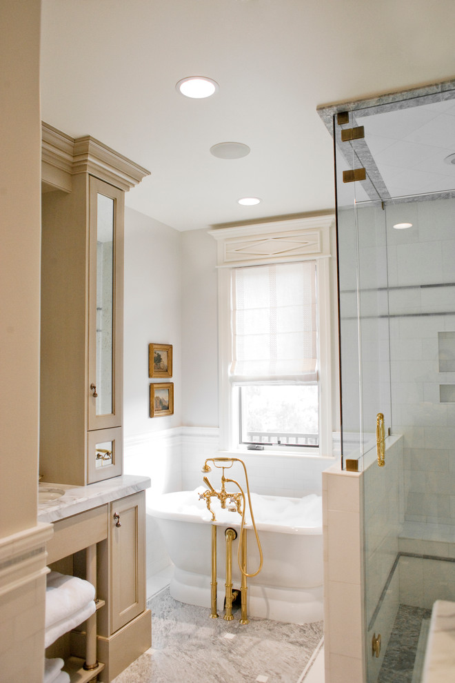 Imagen de cuarto de baño clásico con bañera exenta