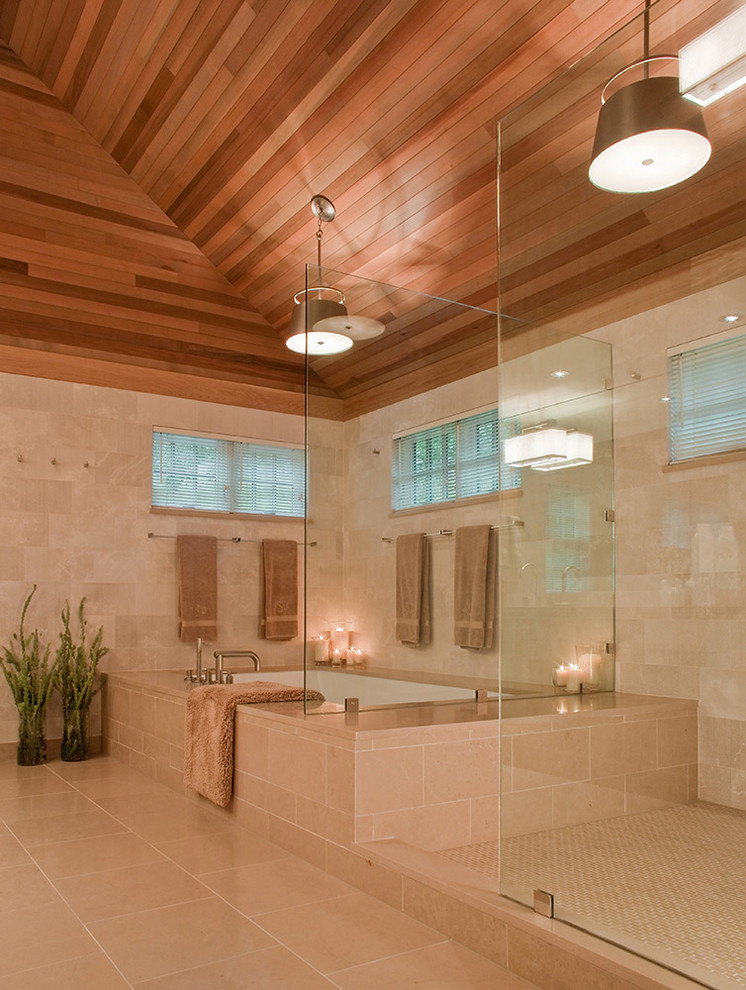 Immagine di una grande stanza da bagno padronale contemporanea con vasca ad angolo, doccia aperta, piastrelle beige, piastrelle in ceramica, pareti beige e pavimento con piastrelle in ceramica